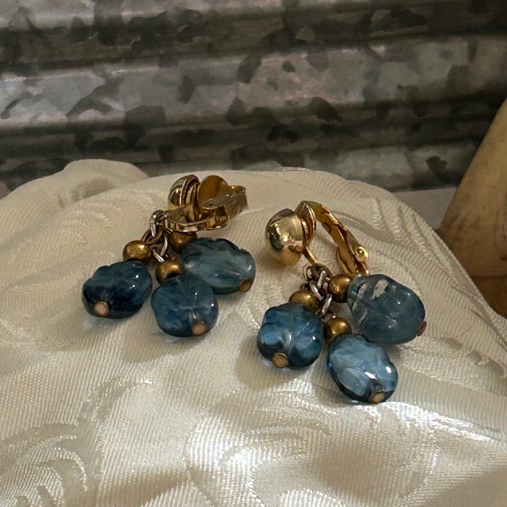 Vintage Gold Toned Blue Leaf Glass Beads Drop Dangle Clip On Earrings